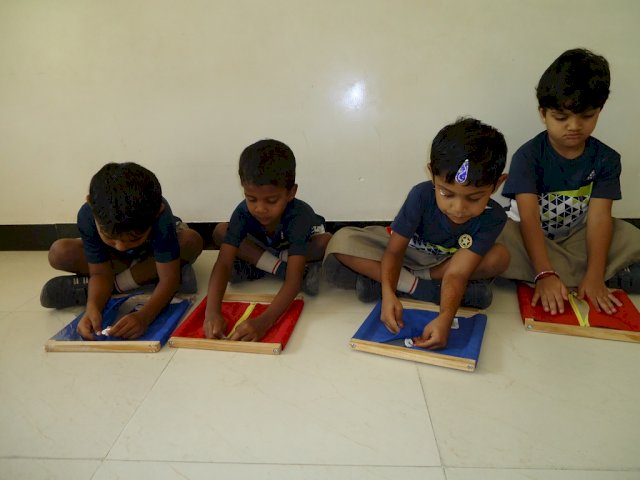 Montessori - Buttoning and Zipping - Lil'Cubs