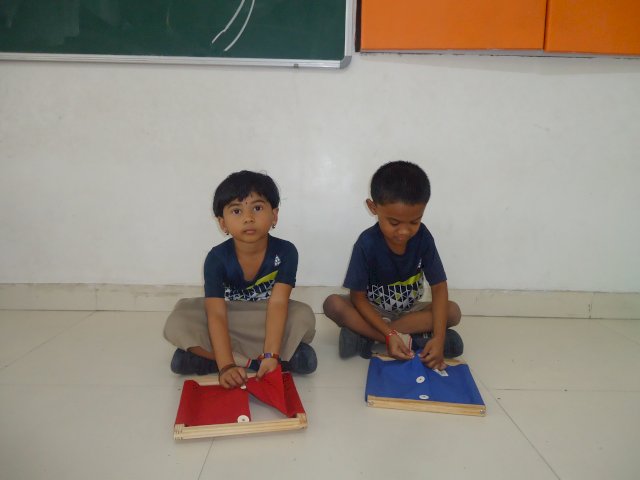 Montessori activity : Buttoning and Zipping